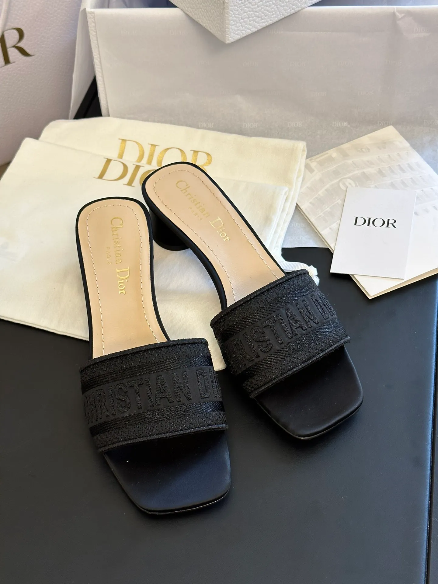 👟👟Ex-factory price 440👟👟 Women's shoes Women's clothing Dior • Dior 2025 DWAY spring and summer new one-word embroidered slippers version CD letter logo three-dimensional embroidered cylindrical heel sandals Square toe thick heel jelly color open-toe slippers Upper: Original consistent high-temperature water-soluble cotton electro-embroidered technical silk fabric Lining: Water-dyed sheepskin lining Outsole: Italian genuine leather outsole Heel height: 3.5CM Code number: 35-40